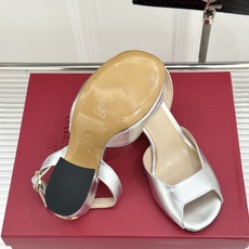 Valentino/华伦天奴26WF新品鱼嘴粗跟凉鞋凉鞋纯粹版型诠释高阶审美通体无缀饰尽显利落风范圆润鞋 Valentino/华伦天奴26WF新品鱼嘴粗跟凉鞋凉鞋纯粹版型诠释高阶审美通体无缀饰尽显利落风范圆润鞋