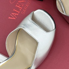 Valentino/华伦天奴26WF新品鱼嘴粗跟凉鞋凉鞋纯粹版型诠释高阶审美通体无缀饰尽显利落风范圆润鞋 Valentino/华伦天奴26WF新品鱼嘴粗跟凉鞋凉鞋纯粹版型诠释高阶审美通体无缀饰尽显利落风范圆润鞋