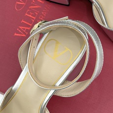 Valentino/华伦天奴26WF新品鱼嘴粗跟凉鞋凉鞋纯粹版型诠释高阶审美通体无缀饰尽显利落风范圆润鞋 Valentino/华伦天奴26WF新品鱼嘴粗跟凉鞋凉鞋纯粹版型诠释高阶审美通体无缀饰尽显利落风范圆润鞋