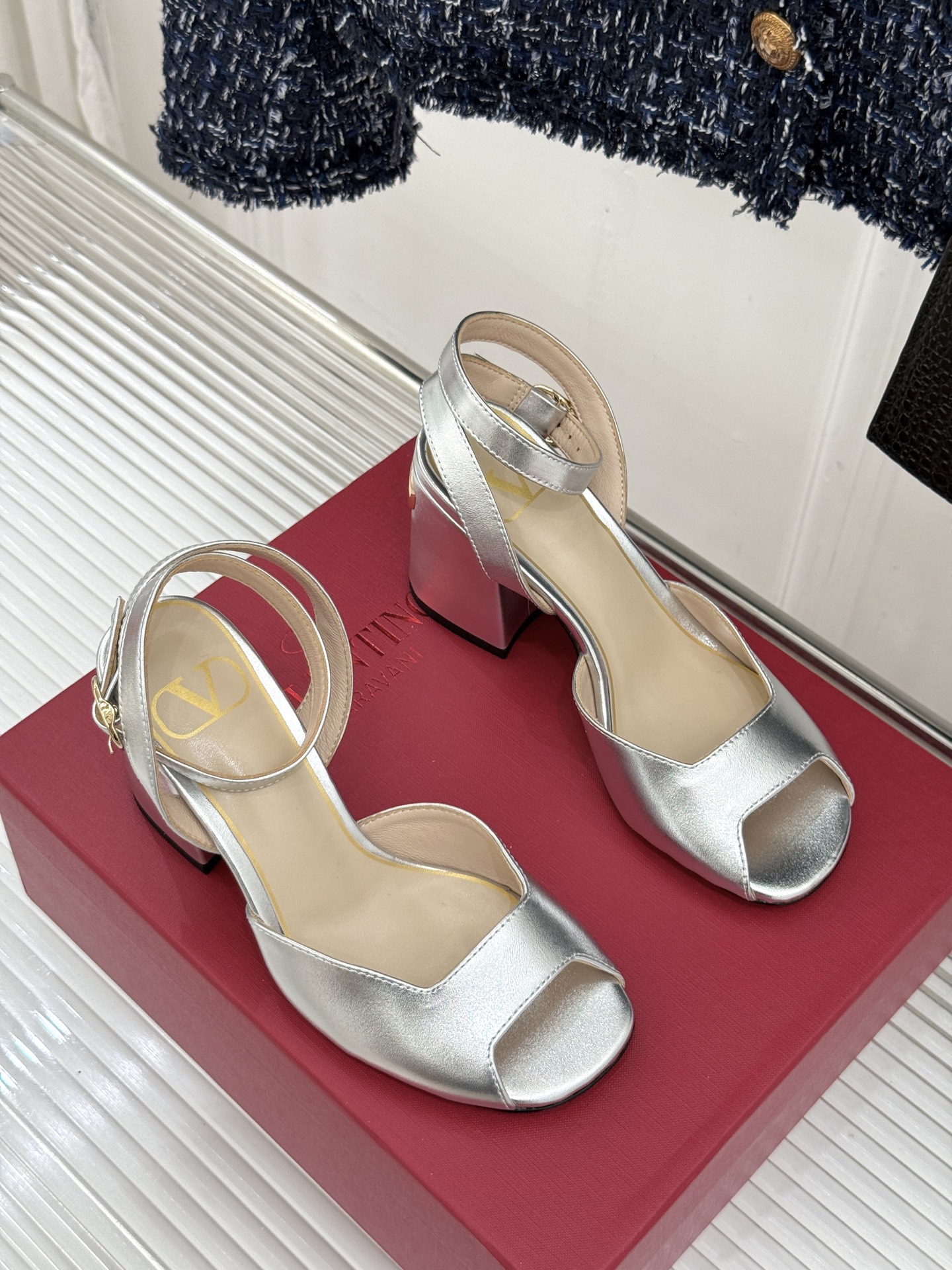 Valentino/华伦天奴26WF新品鱼嘴粗跟凉鞋凉鞋纯粹版型诠释高阶审美通体无缀饰尽显利落风范圆润鞋 Valentino/华伦天奴26WF新品鱼嘴粗跟凉鞋凉鞋纯粹版型诠释高阶审美通体无缀饰尽显利落风范圆润鞋