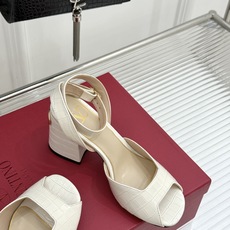 Valentino/华伦天奴26WF新品鱼嘴粗跟凉鞋凉鞋纯粹版型诠释高阶审美通体无缀饰尽显利落风范圆润鞋 Valentino/华伦天奴26WF新品鱼嘴粗跟凉鞋凉鞋纯粹版型诠释高阶审美通体无缀饰尽显利落风范圆润鞋