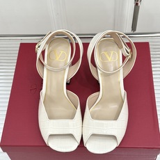 Valentino/华伦天奴26WF新品鱼嘴粗跟凉鞋凉鞋纯粹版型诠释高阶审美通体无缀饰尽显利落风范圆润鞋 Valentino/华伦天奴26WF新品鱼嘴粗跟凉鞋凉鞋纯粹版型诠释高阶审美通体无缀饰尽显利落风范圆润鞋