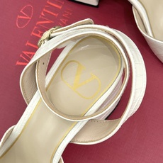 Valentino/华伦天奴26WF新品鱼嘴粗跟凉鞋凉鞋纯粹版型诠释高阶审美通体无缀饰尽显利落风范圆润鞋 Valentino/华伦天奴26WF新品鱼嘴粗跟凉鞋凉鞋纯粹版型诠释高阶审美通体无缀饰尽显利落风范圆润鞋