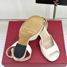 Valentino/华伦天奴26WF新品鱼嘴粗跟凉鞋凉鞋纯粹版型诠释高阶审美通体无缀饰尽显利落风范圆润鞋 Valentino/华伦天奴26WF新品鱼嘴粗跟凉鞋凉鞋纯粹版型诠释高阶审美通体无缀饰尽显利落风范圆润鞋