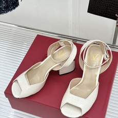 Valentino/华伦天奴26WF新品鱼嘴粗跟凉鞋凉鞋纯粹版型诠释高阶审美通体无缀饰尽显利落风范圆润鞋 Valentino/华伦天奴26WF新品鱼嘴粗跟凉鞋凉鞋纯粹版型诠释高阶审美通体无缀饰尽显利落风范圆润鞋