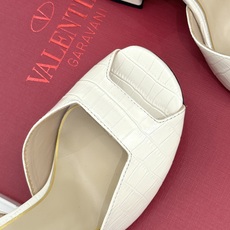 Valentino/华伦天奴26WF新品鱼嘴粗跟凉鞋凉鞋纯粹版型诠释高阶审美通体无缀饰尽显利落风范圆润鞋 Valentino/华伦天奴26WF新品鱼嘴粗跟凉鞋凉鞋纯粹版型诠释高阶审美通体无缀饰尽显利落风范圆润鞋