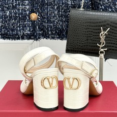 Valentino/华伦天奴26WF新品鱼嘴粗跟凉鞋凉鞋纯粹版型诠释高阶审美通体无缀饰尽显利落风范圆润鞋 Valentino/华伦天奴26WF新品鱼嘴粗跟凉鞋凉鞋纯粹版型诠释高阶审美通体无缀饰尽显利落风范圆润鞋