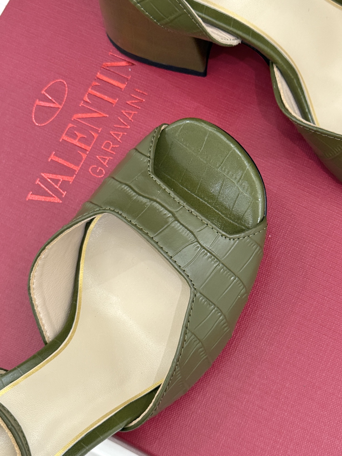 Valentino/华伦天奴26WF新品鱼嘴粗跟凉鞋凉鞋纯粹版型诠释高阶审美通体无缀饰尽显利落风范圆润鞋