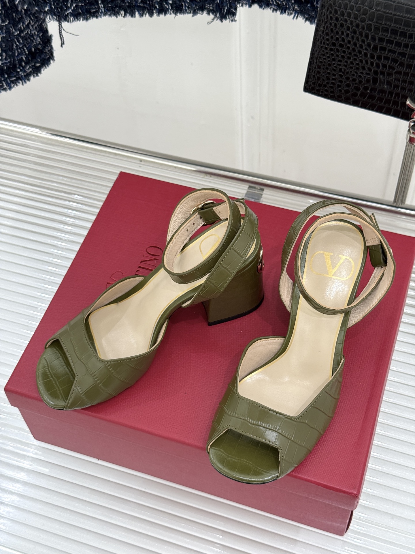 Valentino/华伦天奴26WF新品鱼嘴粗跟凉鞋凉鞋纯粹版型诠释高阶审美通体无缀饰尽显利落风范圆润鞋