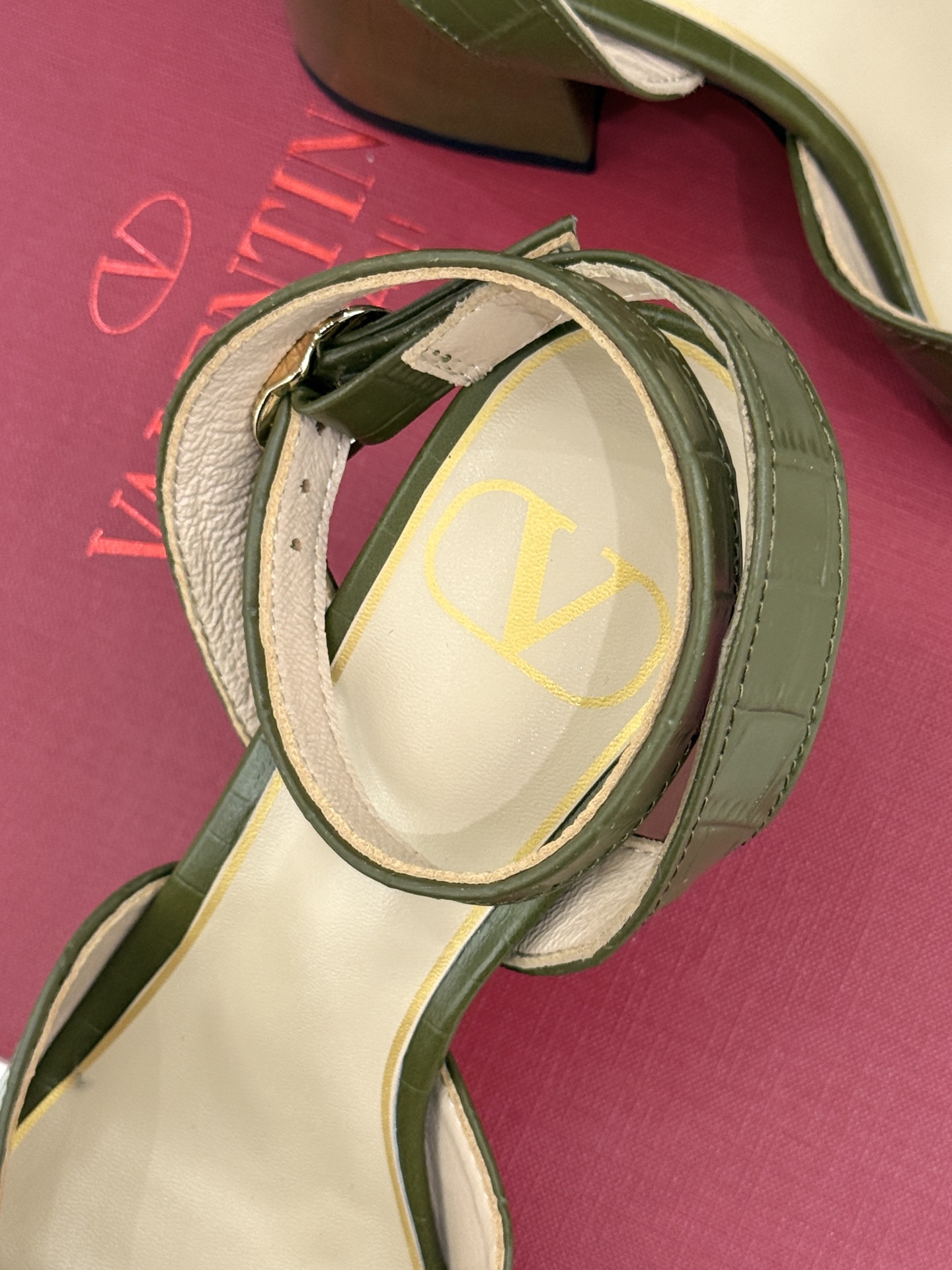 Valentino/华伦天奴26WF新品鱼嘴粗跟凉鞋凉鞋纯粹版型诠释高阶审美通体无缀饰尽显利落风范圆润鞋