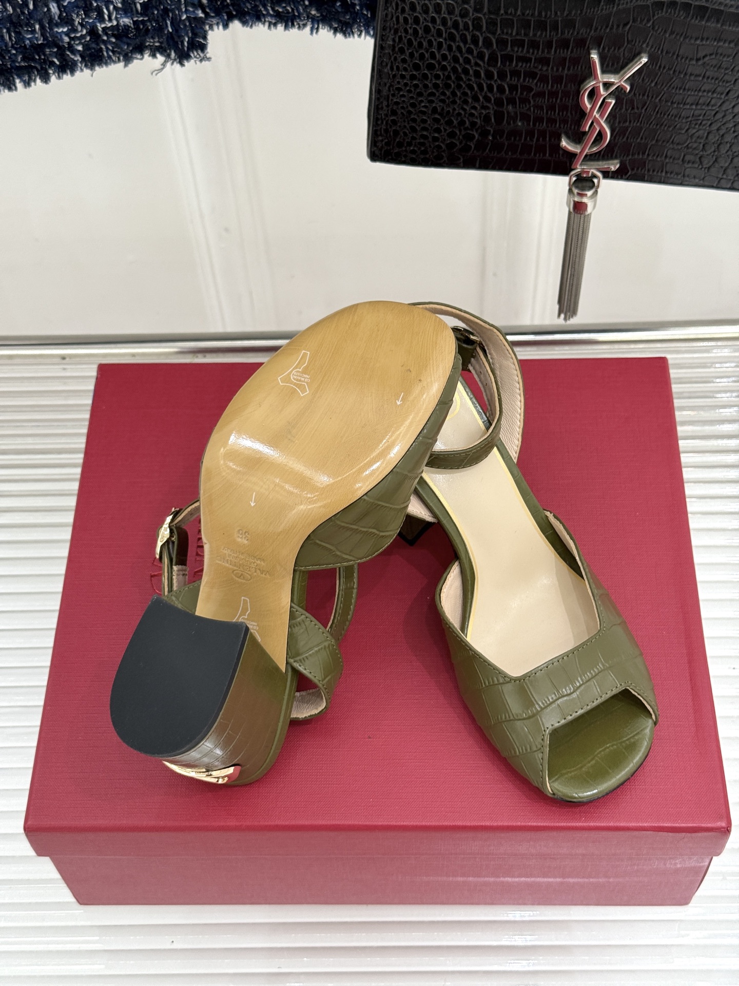 Valentino/华伦天奴26WF新品鱼嘴粗跟凉鞋凉鞋纯粹版型诠释高阶审美通体无缀饰尽显利落风范圆润鞋