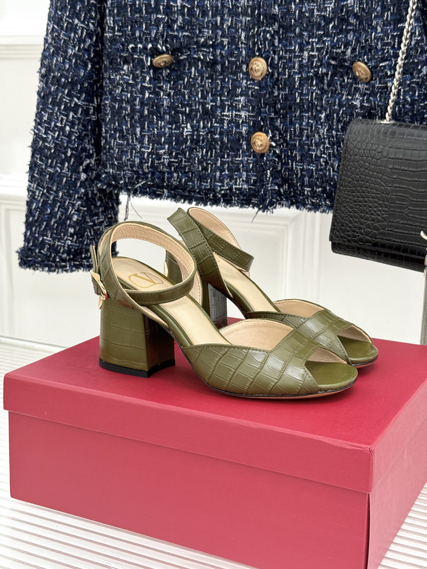 Valentino/华伦天奴26WF新品鱼嘴粗跟凉鞋凉鞋纯粹版型诠释高阶审美通体无缀饰尽显利落风范圆润鞋