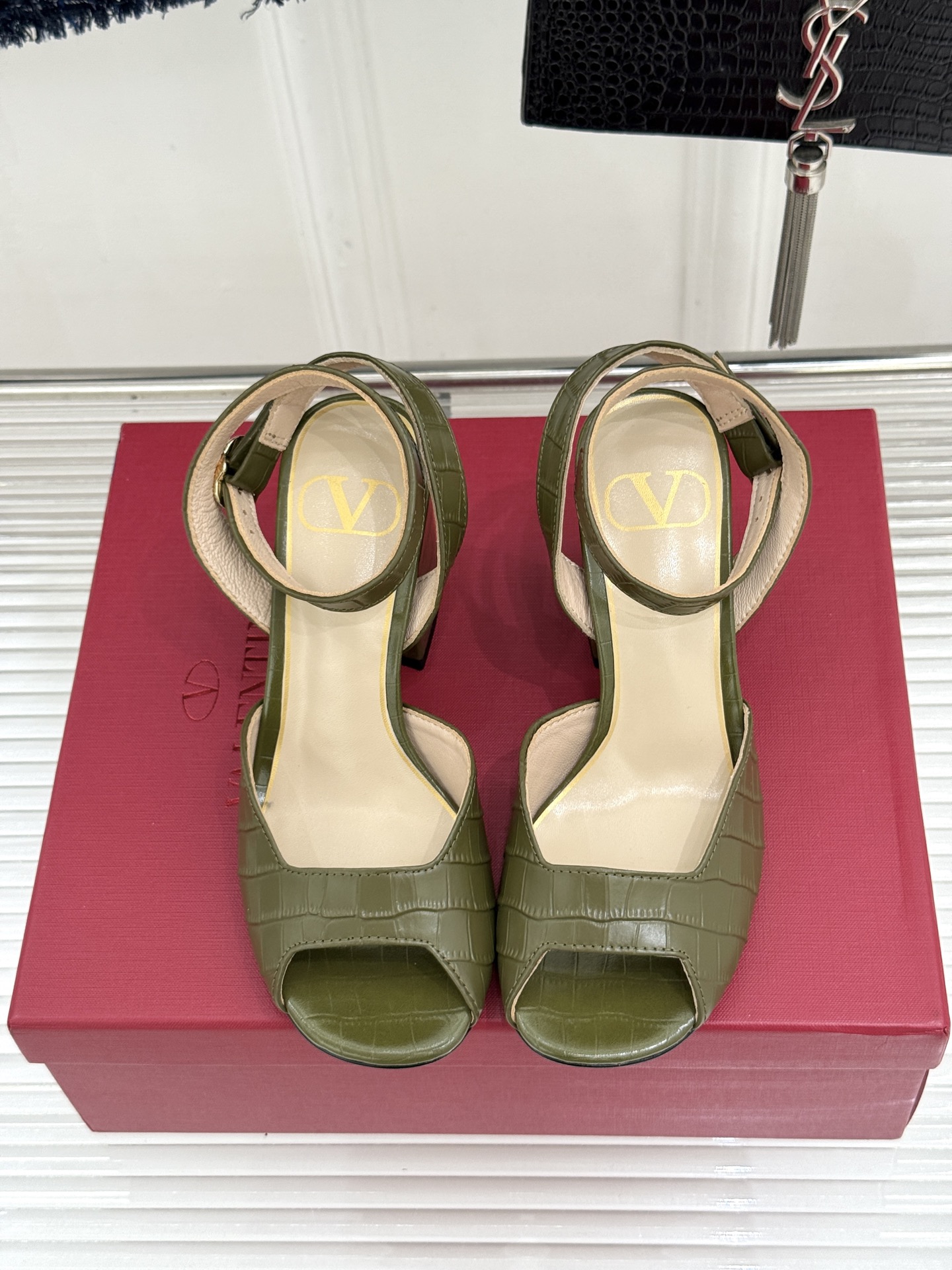 Valentino/华伦天奴26WF新品鱼嘴粗跟凉鞋凉鞋纯粹版型诠释高阶审美通体无缀饰尽显利落风范圆润鞋