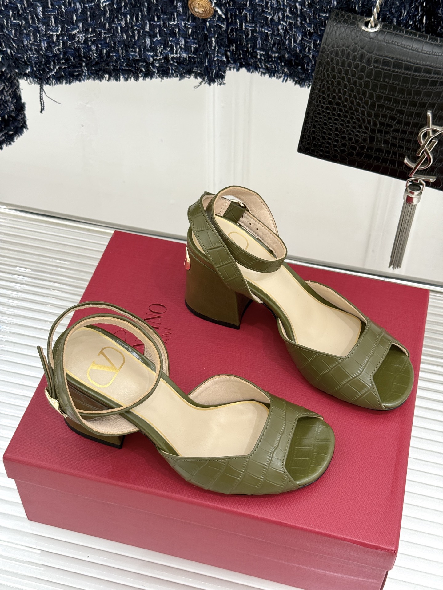 Valentino/华伦天奴26WF新品鱼嘴粗跟凉鞋凉鞋纯粹版型诠释高阶审美通体无缀饰尽显利落风范圆润鞋