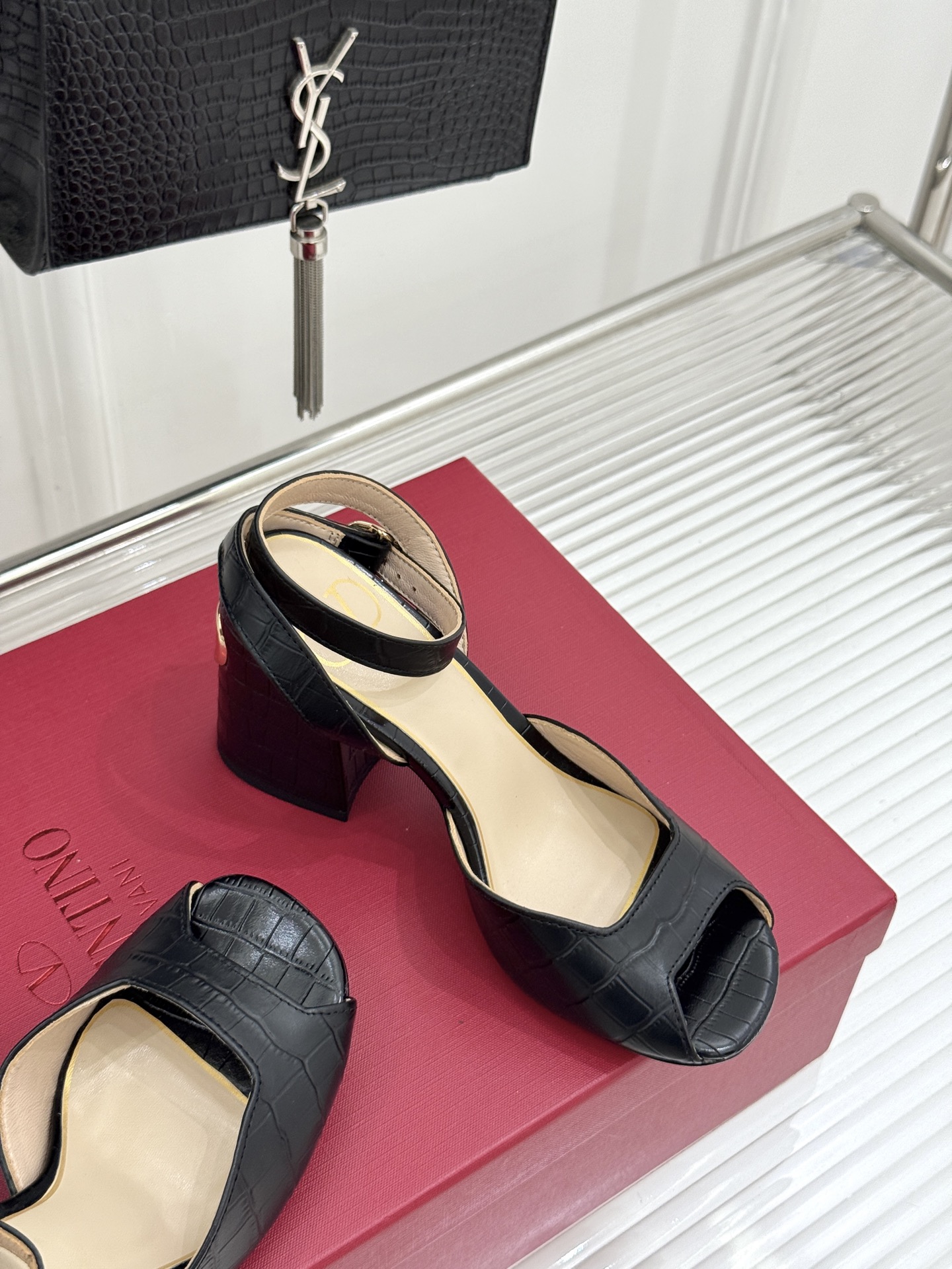 Valentino/华伦天奴26WF新品鱼嘴粗跟凉鞋凉鞋纯粹版型诠释高阶审美通体无缀饰尽显利落风范圆润鞋