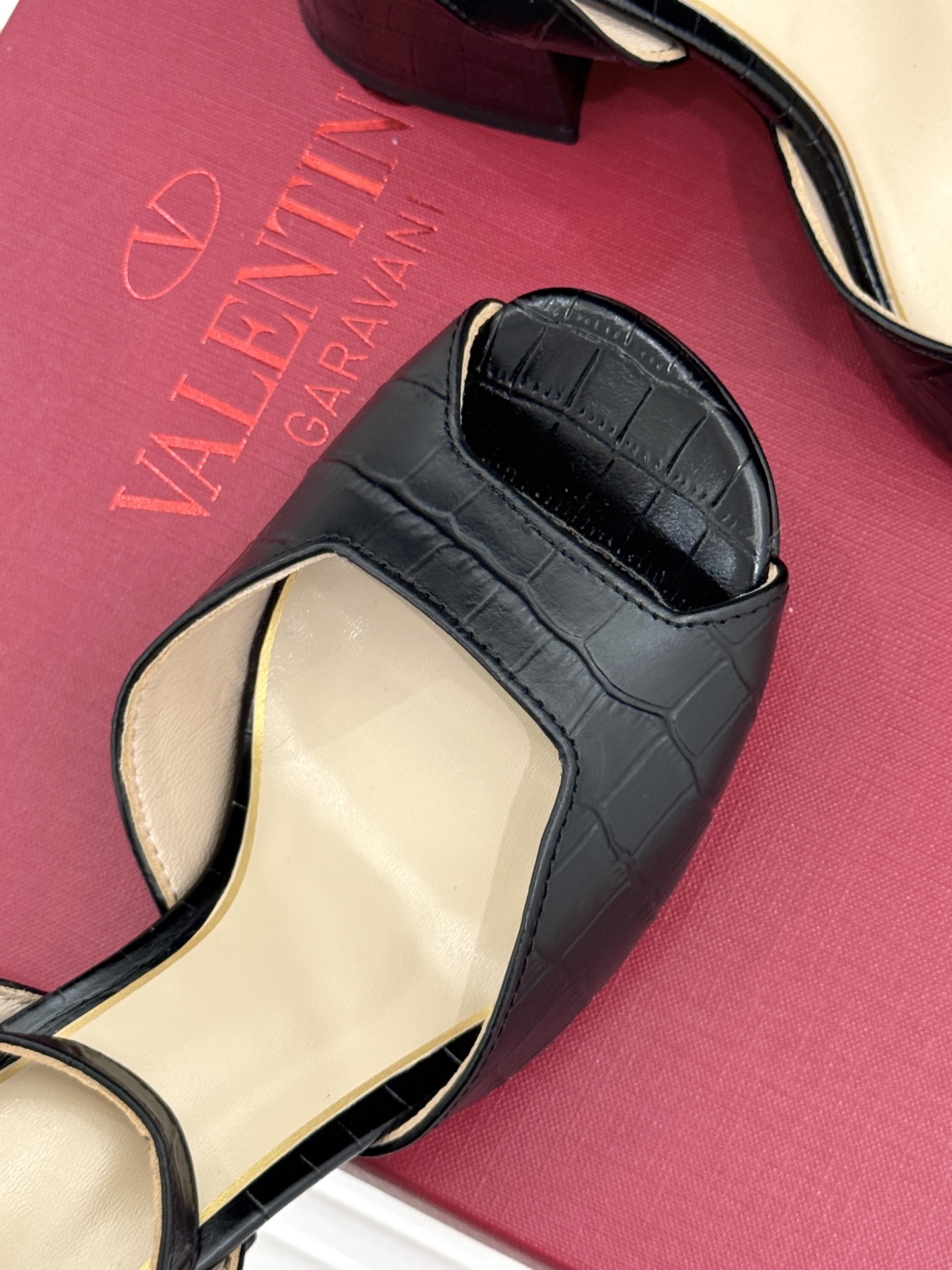 Valentino/华伦天奴26WF新品鱼嘴粗跟凉鞋凉鞋纯粹版型诠释高阶审美通体无缀饰尽显利落风范圆润鞋