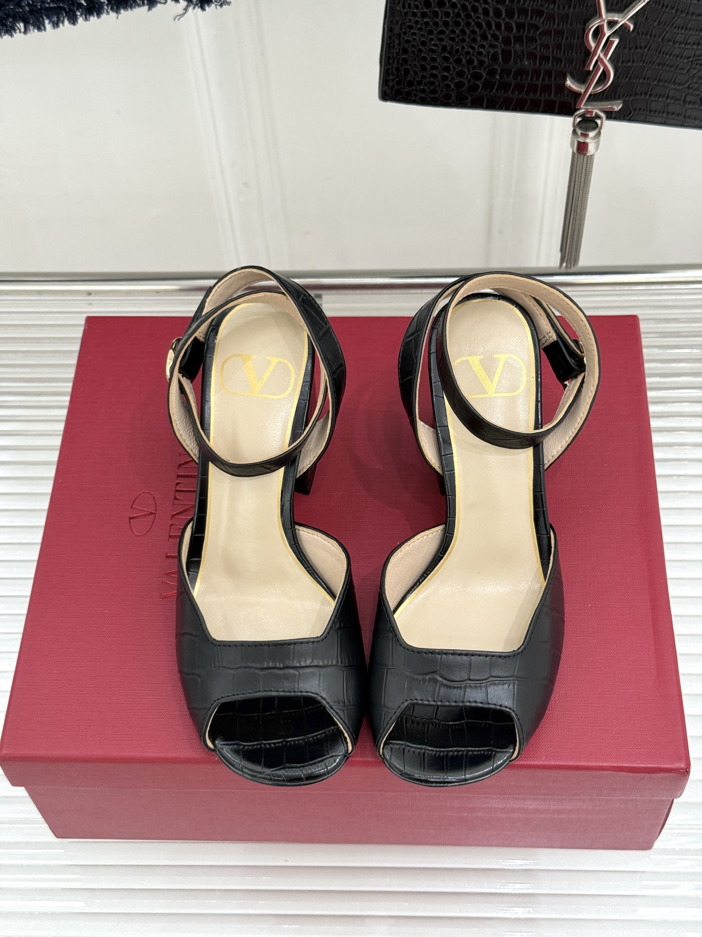 Valentino/华伦天奴26WF新品鱼嘴粗跟凉鞋凉鞋纯粹版型诠释高阶审美通体无缀饰尽显利落风范圆润鞋