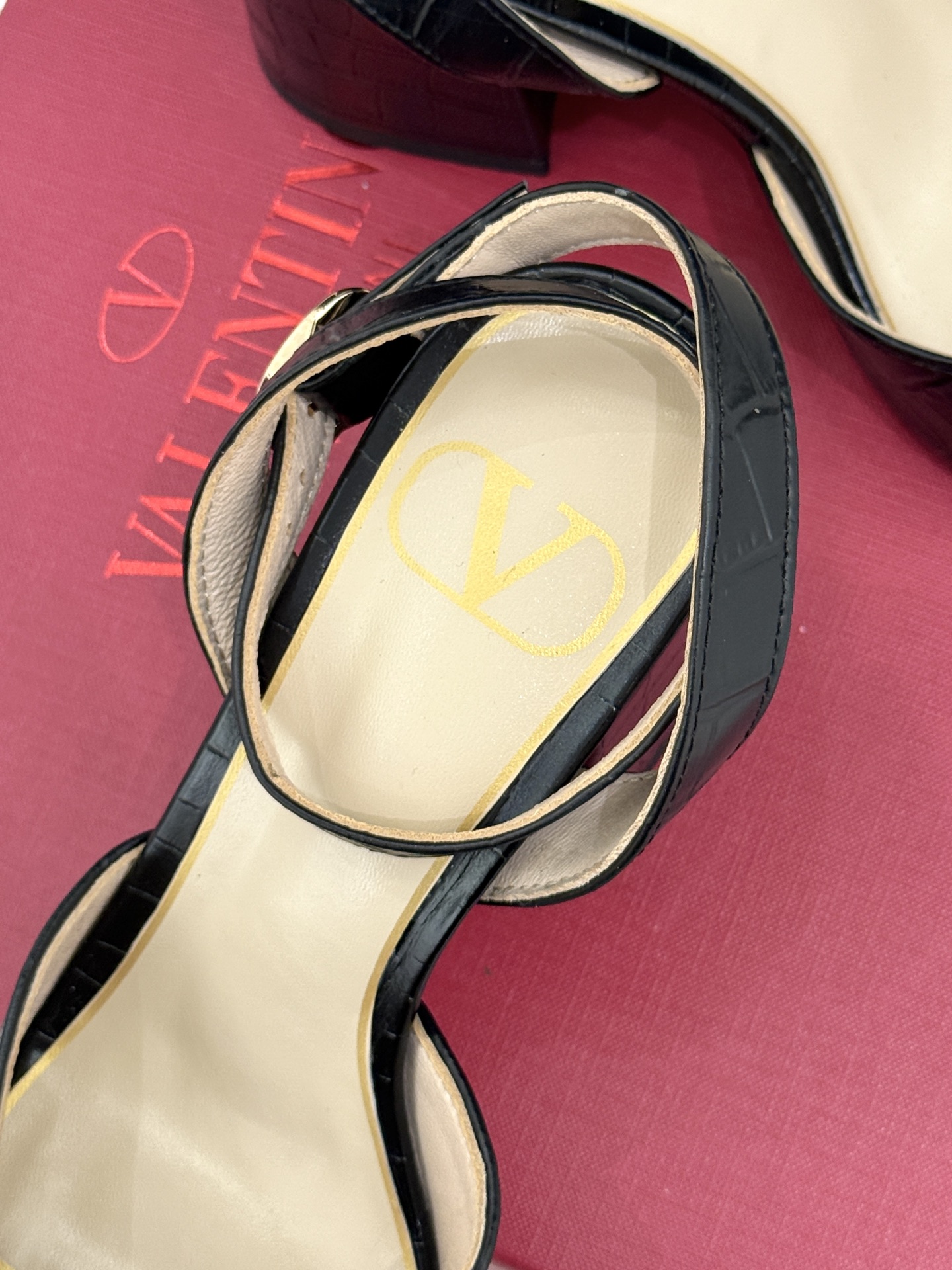 Valentino/华伦天奴26WF新品鱼嘴粗跟凉鞋凉鞋纯粹版型诠释高阶审美通体无缀饰尽显利落风范圆润鞋