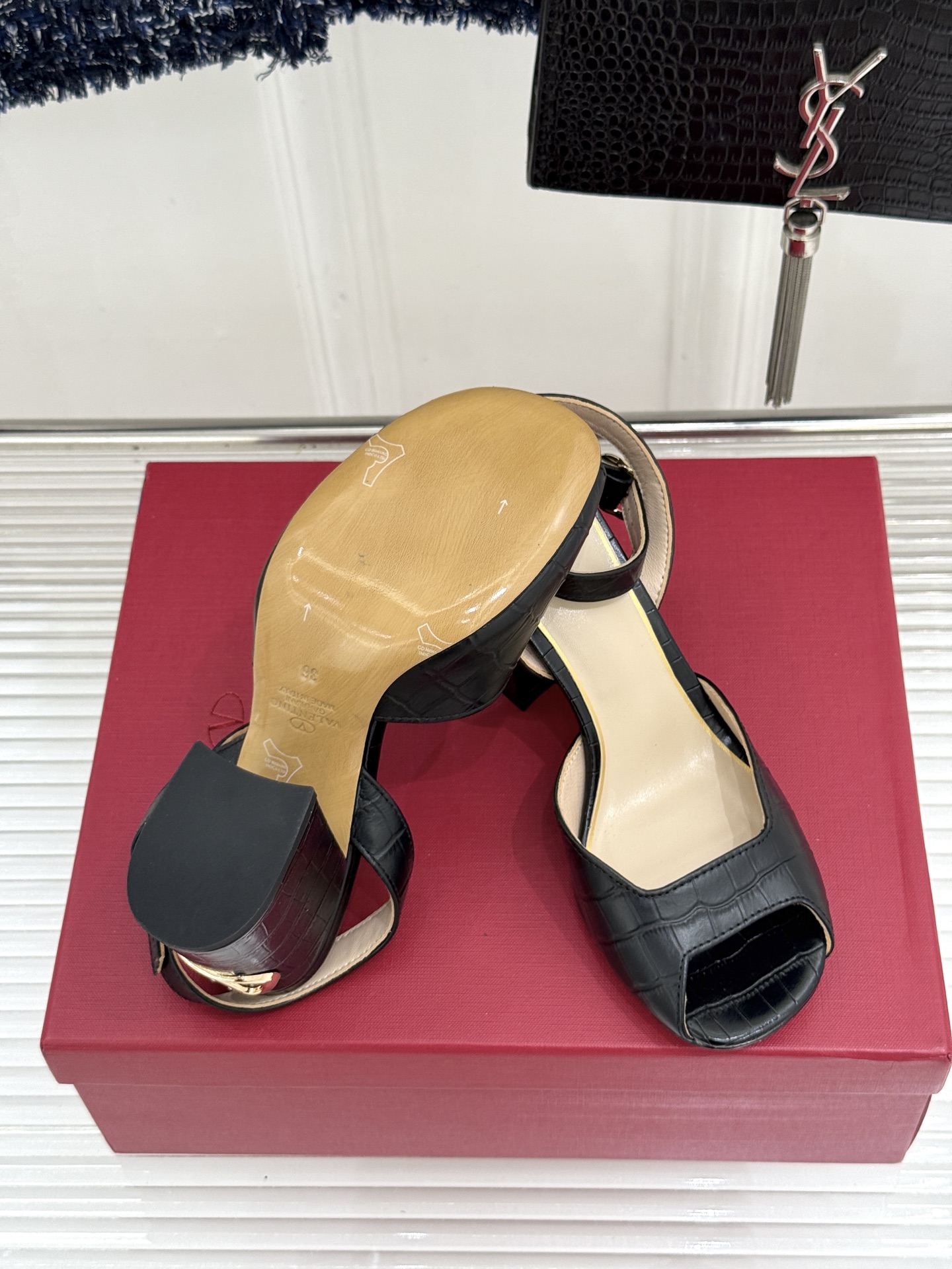 Valentino/华伦天奴26WF新品鱼嘴粗跟凉鞋凉鞋纯粹版型诠释高阶审美通体无缀饰尽显利落风范圆润鞋