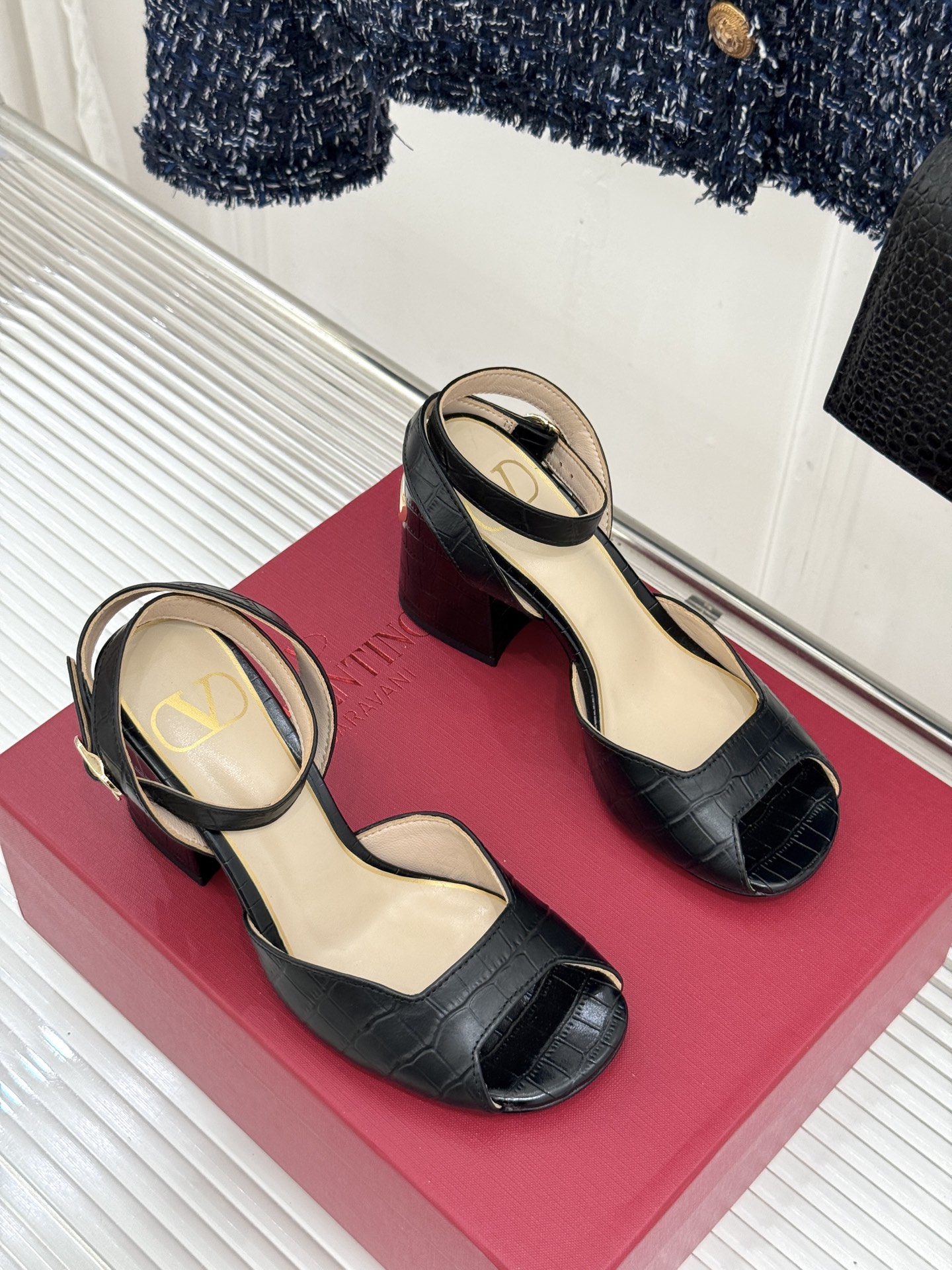 Valentino/华伦天奴26WF新品鱼嘴粗跟凉鞋凉鞋纯粹版型诠释高阶审美通体无缀饰尽显利落风范圆润鞋