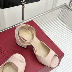 Valentino/华伦天奴26WF新品鱼嘴粗跟凉鞋凉鞋纯粹版型诠释高阶审美通体无缀饰尽显利落风范圆润鞋 Valentino/华伦天奴26WF新品鱼嘴粗跟凉鞋凉鞋纯粹版型诠释高阶审美通体无缀饰尽显利落风范圆润鞋