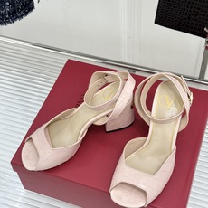 Valentino/华伦天奴26WF新品鱼嘴粗跟凉鞋凉鞋纯粹版型诠释高阶审美通体无缀饰尽显利落风范圆润鞋 Valentino/华伦天奴26WF新品鱼嘴粗跟凉鞋凉鞋纯粹版型诠释高阶审美通体无缀饰尽显利落风范圆润鞋