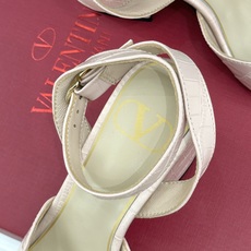 Valentino/华伦天奴26WF新品鱼嘴粗跟凉鞋凉鞋纯粹版型诠释高阶审美通体无缀饰尽显利落风范圆润鞋 Valentino/华伦天奴26WF新品鱼嘴粗跟凉鞋凉鞋纯粹版型诠释高阶审美通体无缀饰尽显利落风范圆润鞋
