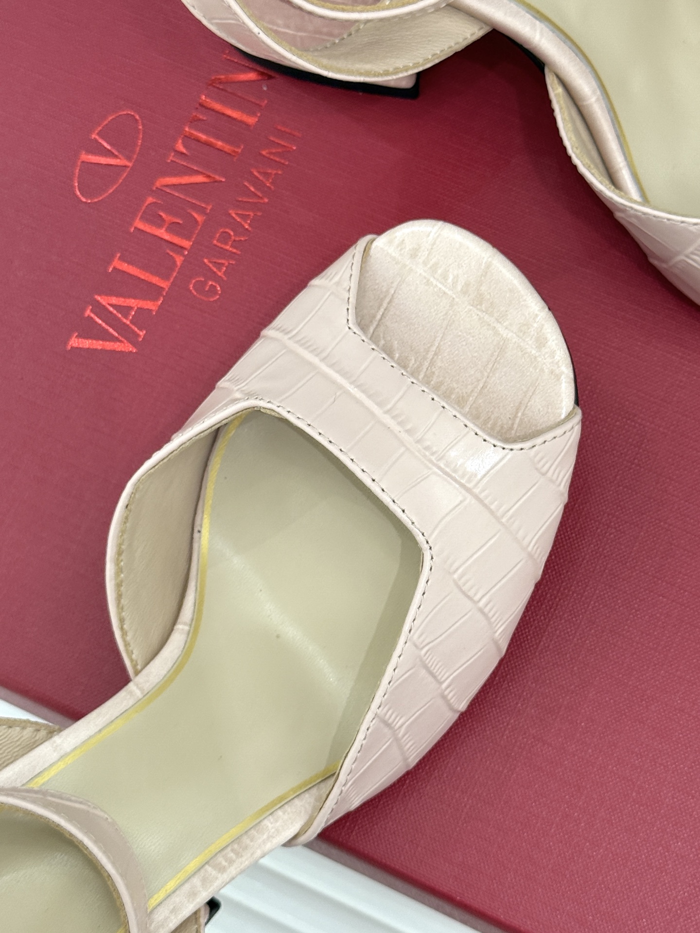 Valentino/华伦天奴26WF新品鱼嘴粗跟凉鞋凉鞋纯粹版型诠释高阶审美通体无缀饰尽显利落风范圆润鞋 Valentino/华伦天奴26WF新品鱼嘴粗跟凉鞋凉鞋纯粹版型诠释高阶审美通体无缀饰尽显利落风范圆润鞋