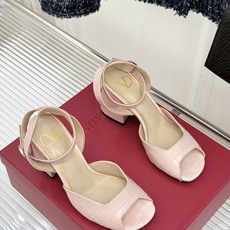 Valentino/华伦天奴26WF新品鱼嘴粗跟凉鞋凉鞋纯粹版型诠释高阶审美通体无缀饰尽显利落风范圆润鞋 Valentino/华伦天奴26WF新品鱼嘴粗跟凉鞋凉鞋纯粹版型诠释高阶审美通体无缀饰尽显利落风范圆润鞋