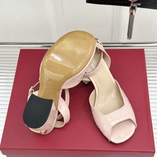 Valentino/华伦天奴26WF新品鱼嘴粗跟凉鞋凉鞋纯粹版型诠释高阶审美通体无缀饰尽显利落风范圆润鞋 Valentino/华伦天奴26WF新品鱼嘴粗跟凉鞋凉鞋纯粹版型诠释高阶审美通体无缀饰尽显利落风范圆润鞋