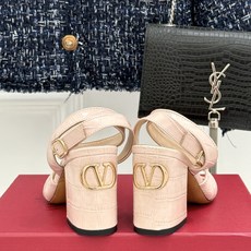 Valentino/华伦天奴26WF新品鱼嘴粗跟凉鞋凉鞋纯粹版型诠释高阶审美通体无缀饰尽显利落风范圆润鞋 Valentino/华伦天奴26WF新品鱼嘴粗跟凉鞋凉鞋纯粹版型诠释高阶审美通体无缀饰尽显利落风范圆润鞋