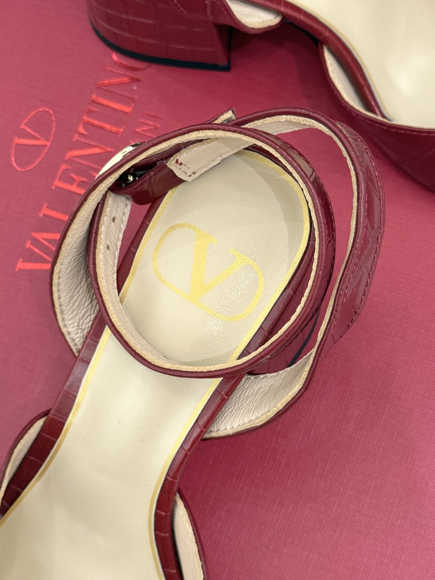 Valentino/华伦天奴26WF新品鱼嘴粗跟凉鞋凉鞋纯粹版型诠释高阶审美通体无缀饰尽显利落风范圆润鞋 Valentino/华伦天奴26WF新品鱼嘴粗跟凉鞋凉鞋纯粹版型诠释高阶审美通体无缀饰尽显利落风范圆润鞋