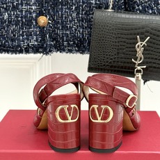 Valentino/华伦天奴26WF新品鱼嘴粗跟凉鞋凉鞋纯粹版型诠释高阶审美通体无缀饰尽显利落风范圆润鞋 Valentino/华伦天奴26WF新品鱼嘴粗跟凉鞋凉鞋纯粹版型诠释高阶审美通体无缀饰尽显利落风范圆润鞋