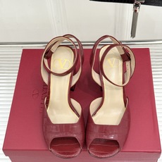 Valentino/华伦天奴26WF新品鱼嘴粗跟凉鞋凉鞋纯粹版型诠释高阶审美通体无缀饰尽显利落风范圆润鞋 Valentino/华伦天奴26WF新品鱼嘴粗跟凉鞋凉鞋纯粹版型诠释高阶审美通体无缀饰尽显利落风范圆润鞋