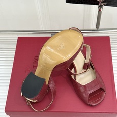 Valentino/华伦天奴26WF新品鱼嘴粗跟凉鞋凉鞋纯粹版型诠释高阶审美通体无缀饰尽显利落风范圆润鞋 Valentino/华伦天奴26WF新品鱼嘴粗跟凉鞋凉鞋纯粹版型诠释高阶审美通体无缀饰尽显利落风范圆润鞋