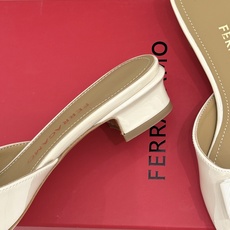 Ferragamo/菲拉格慕26WF新品经典蝴蝶结方头粗跟拖鞋方头粗跟拖鞋 优雅新章标志性蝴蝶结 金标缀 Ferragamo/菲拉格慕26WF新品经典蝴蝶结方头粗跟拖鞋方头粗跟拖鞋 优雅新章标志性蝴蝶结 金标缀