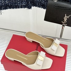 Ferragamo/菲拉格慕26WF新品经典蝴蝶结方头粗跟拖鞋方头粗跟拖鞋 优雅新章标志性蝴蝶结 金标缀 Ferragamo/菲拉格慕26WF新品经典蝴蝶结方头粗跟拖鞋方头粗跟拖鞋 优雅新章标志性蝴蝶结 金标缀