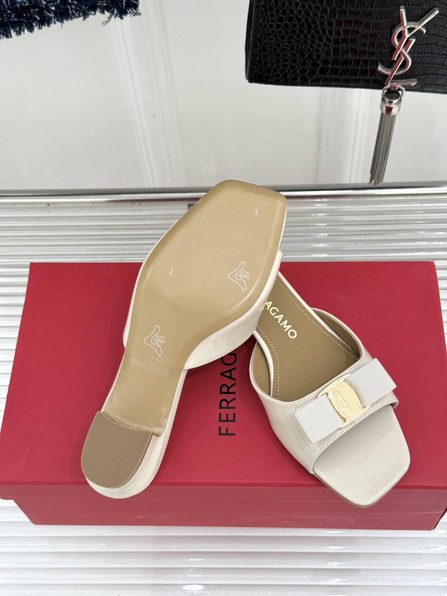 Ferragamo/菲拉格慕26WF新品经典蝴蝶结方头粗跟拖鞋方头粗跟拖鞋 优雅新章标志性蝴蝶结 金标缀 Ferragamo/菲拉格慕26WF新品经典蝴蝶结方头粗跟拖鞋方头粗跟拖鞋 优雅新章标志性蝴蝶结 金标缀
