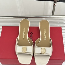 Ferragamo/菲拉格慕26WF新品经典蝴蝶结方头粗跟拖鞋方头粗跟拖鞋 优雅新章标志性蝴蝶结 金标缀 Ferragamo/菲拉格慕26WF新品经典蝴蝶结方头粗跟拖鞋方头粗跟拖鞋 优雅新章标志性蝴蝶结 金标缀