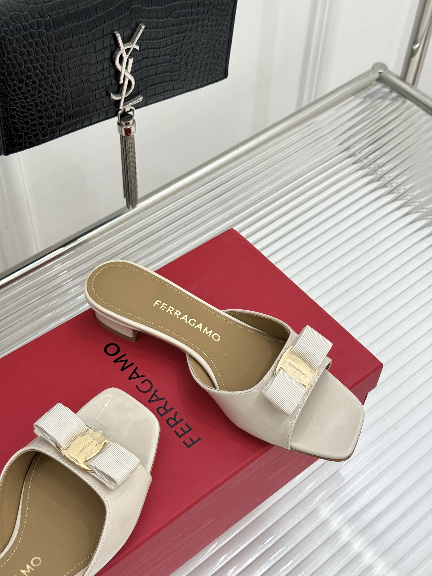 Ferragamo/菲拉格慕26WF新品经典蝴蝶结方头粗跟拖鞋方头粗跟拖鞋 优雅新章标志性蝴蝶结 金标缀 Ferragamo/菲拉格慕26WF新品经典蝴蝶结方头粗跟拖鞋方头粗跟拖鞋 优雅新章标志性蝴蝶结 金标缀