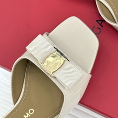Ferragamo/菲拉格慕26WF新品经典蝴蝶结方头粗跟拖鞋方头粗跟拖鞋 优雅新章标志性蝴蝶结 金标缀 Ferragamo/菲拉格慕26WF新品经典蝴蝶结方头粗跟拖鞋方头粗跟拖鞋 优雅新章标志性蝴蝶结 金标缀