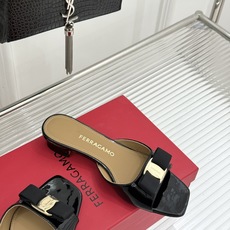 Ferragamo/菲拉格慕26WF新品经典蝴蝶结方头粗跟拖鞋方头粗跟拖鞋 优雅新章标志性蝴蝶结 金标缀 Ferragamo/菲拉格慕26WF新品经典蝴蝶结方头粗跟拖鞋方头粗跟拖鞋 优雅新章标志性蝴蝶结 金标缀