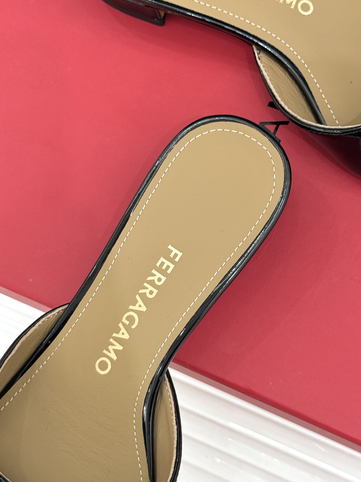 Ferragamo/菲拉格慕26WF新品经典蝴蝶结方头粗跟拖鞋方头粗跟拖鞋 优雅新章标志性蝴蝶结 金标缀 Ferragamo/菲拉格慕26WF新品经典蝴蝶结方头粗跟拖鞋方头粗跟拖鞋 优雅新章标志性蝴蝶结 金标缀