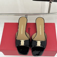 Ferragamo/菲拉格慕26WF新品经典蝴蝶结方头粗跟拖鞋方头粗跟拖鞋 优雅新章标志性蝴蝶结 金标缀 Ferragamo/菲拉格慕26WF新品经典蝴蝶结方头粗跟拖鞋方头粗跟拖鞋 优雅新章标志性蝴蝶结 金标缀