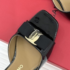 Ferragamo/菲拉格慕26WF新品经典蝴蝶结方头粗跟拖鞋方头粗跟拖鞋 优雅新章标志性蝴蝶结 金标缀 Ferragamo/菲拉格慕26WF新品经典蝴蝶结方头粗跟拖鞋方头粗跟拖鞋 优雅新章标志性蝴蝶结 金标缀