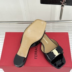 Ferragamo/菲拉格慕26WF新品经典蝴蝶结方头粗跟拖鞋方头粗跟拖鞋 优雅新章标志性蝴蝶结 金标缀 Ferragamo/菲拉格慕26WF新品经典蝴蝶结方头粗跟拖鞋方头粗跟拖鞋 优雅新章标志性蝴蝶结 金标缀