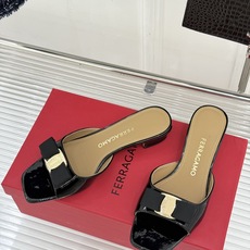 Ferragamo/菲拉格慕26WF新品经典蝴蝶结方头粗跟拖鞋方头粗跟拖鞋 优雅新章标志性蝴蝶结 金标缀 Ferragamo/菲拉格慕26WF新品经典蝴蝶结方头粗跟拖鞋方头粗跟拖鞋 优雅新章标志性蝴蝶结 金标缀