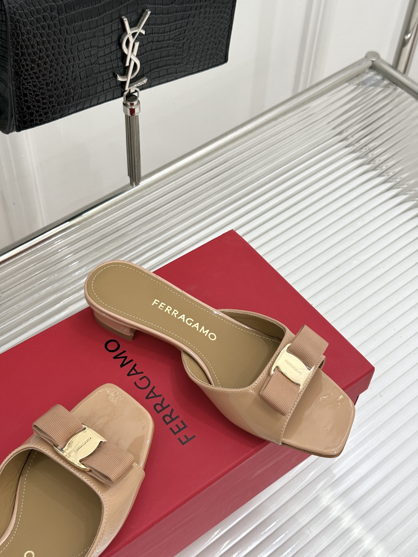 Ferragamo/菲拉格慕26WF新品经典蝴蝶结方头粗跟拖鞋方头粗跟拖鞋 优雅新章标志性蝴蝶结 金标缀 Ferragamo/菲拉格慕26WF新品经典蝴蝶结方头粗跟拖鞋方头粗跟拖鞋 优雅新章标志性蝴蝶结 金标缀
