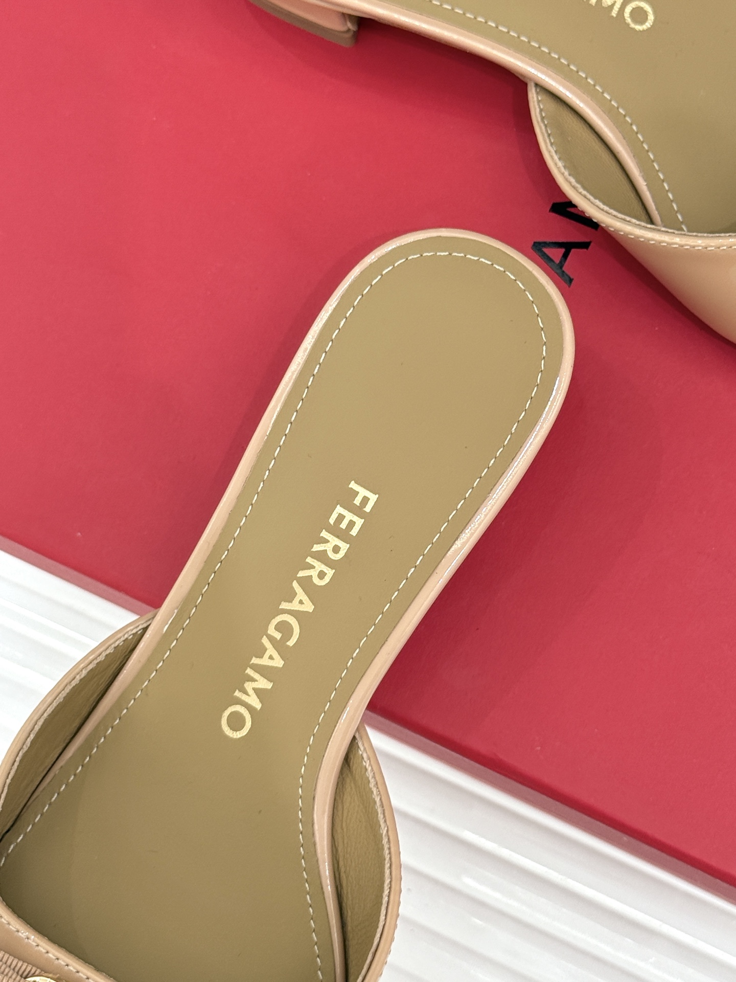 Ferragamo/菲拉格慕26WF新品经典蝴蝶结方头粗跟拖鞋方头粗跟拖鞋 优雅新章标志性蝴蝶结 金标缀 Ferragamo/菲拉格慕26WF新品经典蝴蝶结方头粗跟拖鞋方头粗跟拖鞋 优雅新章标志性蝴蝶结 金标缀