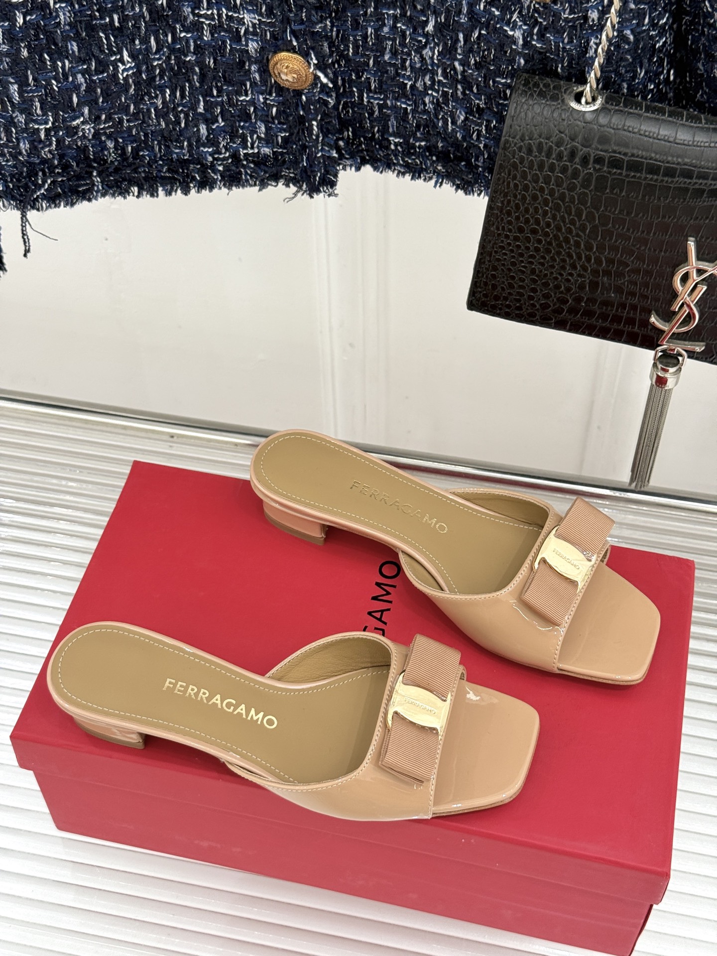Ferragamo/菲拉格慕26WF新品经典蝴蝶结方头粗跟拖鞋方头粗跟拖鞋 优雅新章标志性蝴蝶结 金标缀 Ferragamo/菲拉格慕26WF新品经典蝴蝶结方头粗跟拖鞋方头粗跟拖鞋 优雅新章标志性蝴蝶结 金标缀